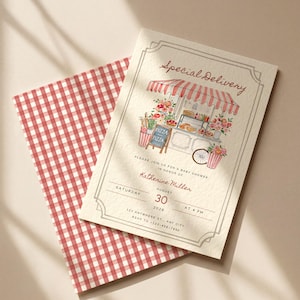 Könnte beinhalten: Eine cremefarbene Babyparty-Einladungskarte mit einer Aquarellillustration eines Pizzawagens mit rot-weiß gestreifter Markise, Blumenarrangements und dem Text Special Delivery. Dazu gehört ein Umschlagfutter mit rot-weißem Vichy-Karo-Muster.