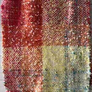 Bufanda de patchwork tejida a mano – Hilo artístico texturizado, bloques de colores suaves, pieza única, bloques encontrados – Fragmentos cálidos –