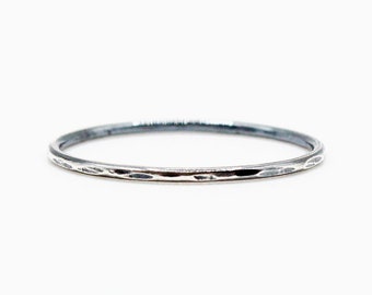 Sterling Silber Ring, zierlicher gehämmerter Stapelring, ultradünner, winziger Sterling-Schichtring, gehämmerte Textur