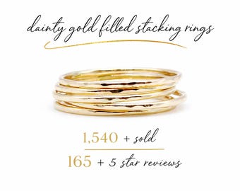 Anillo apilable delicado chapado en oro, banda fina martillada de 1 mm, anillo minimalista apilable de oro, se vende individualmente o en conjuntos.