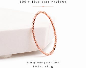 Anillo apilable ultrafino chapado en oro rosa, delicada banda retorcida, anillo minimalista de oro rosa de 14k, joyería delicada para combinar con otras joyas.