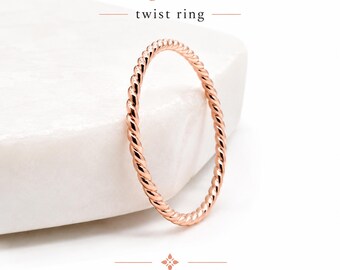 Anillo retorcido chapado en oro rosa, delicado anillo apilable, banda de cuerda fina, anillo midi minimalista, delicado anillo para combinar con otras prendas, regalo para ella.