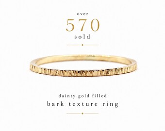 Anillo delicado con textura de corteza, chapado en oro, fino, apilable, de 1 mm, minimalista, ideal para combinar con otras joyas. Se vende por unidad o en conjunto.