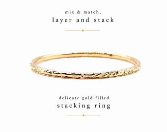 Anillo apilable ultrafino de oro, anillo martillado de oro laminado de 14k, banda delicada de 1 mm, anillo minimalista para nudillos de tamaño midi.