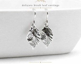 Pendientes de plata de ley con forma de hoja de abedul • Pendientes colgantes delicados con forma de hoja • Joyería minimalista inspirada en la naturaleza • Pendientes de plata hechos a mano