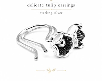 Pendientes delicados de tulipán en plata de ley y plata fina / Pendientes colgantes florales pequeños / Pendientes de flores minimalistas / Joyería de plata hecha a mano