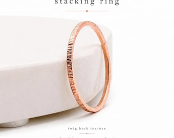 Anillo apilable chapado en oro rosa, banda facetada ultrafina de 1 mm, anillo apilable delicado, joyería minimalista, crea tu propia combinación.