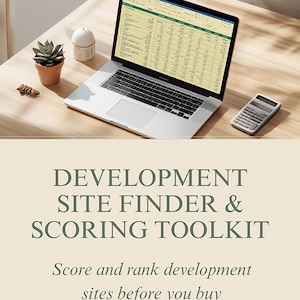 Könnte beinhalten: Ein Laptop mit einer Tabellenkalkulation, ein Taschenrechner und eine kleine Sukkulente. Der Text lautet: DEVELOPMENT SITE FINDER & SCORING TOOLKIT. Score and rank development sites before you buy. Ein digitales Produkt zur Immobilienanalyse.