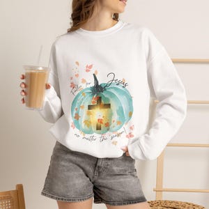 Turquoise pompoen sweatshirt | Fallin' for Jesus trui met ronde hals | Christelijke herfsttrui | Top met waterverf pompoenlantaarn