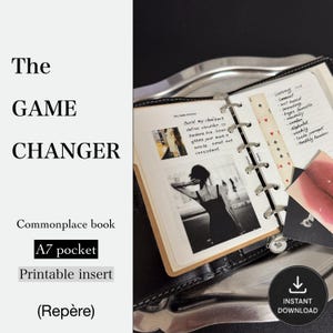 Può includere: Un raccoglitore nero tascabile A7 contenente inserti stampabili con note scritte a mano, una fotografia in bianco e nero di una persona con un vestito e una carta da gioco. Il testo a sinistra recita The GAME CHANGER Commonplace book A7 pocket Printable insert (Repère).