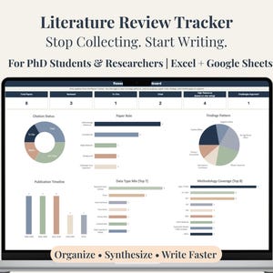Może przedstawiać: Ekran laptopa wyświetlający narzędzie do śledzenia przeglądu literatury z wykresami. Tekst na ekranie brzmi: "Literature Review Tracker, Stop Collecting. Start Writing. For PhD Students & Researchers | Excel + Google Sheets."
