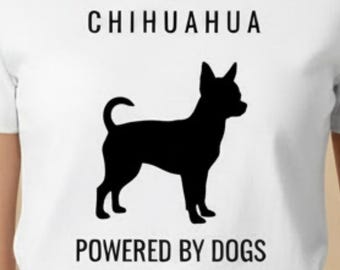 Chihuahua-shirt | Powered by Dogs-shirt | Werkt op Chihuahua-energie | Cadeau voor Chihuahua-eigenaar | T-shirt voor hondenliefhebbers