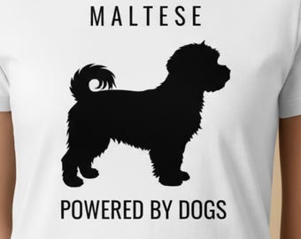 Maglietta Maltese | Powered by Dogs Tee | Runs on Maltese Energy | Regalo per proprietari di Maltese | Maglietta per amanti dei cani