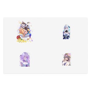 Puede incluir: Un conjunto de cuatro pegatinas de estilo anime. Una pegatina muestra un personaje con orejas de gato sentado en una plataforma azul con monedas de oro. Otra presenta un personaje de pelo plateado con un traje blanco. Dos muestran personajes de pelo morado.