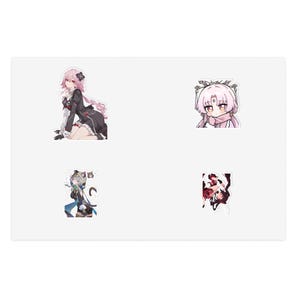 Puede incluir: Un conjunto de cuatro pegatinas de estilo anime con varios personajes. Una muestra una figura de pelo rosa con vestido negro, otra un personaje chibi de pelo blanco, una tercera una figura con orejas de gato y la cuarta dos figuras en rojo y negro.