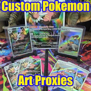 Puede incluir: Una colección de cartas coleccionables holográficas personalizadas que presentan al personaje Tyrantrum y cartas de entrenador Fossil Quarry. Las cartas se muestran en fundas protectoras transparentes y soportes de plástico negro.