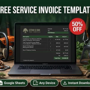 Może przedstawiać: Laptop wyświetla szablon faktury za usługi drzewne z tekstem "TREE SERVICE INVOICE TEMPLATE". Widoczna jest piła łańcuchowa, kask ochronny i rękawice. Obraz zawiera tekst "Google Sheets", "Any Device" i "Instant Download". Czerwone koło wskazuje 50% zniżki.