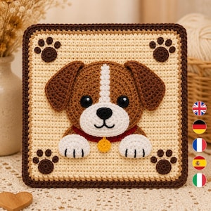 Peut inclure: Un panneau carré au crochet représentant une tête de chiot marron et blanc avec des yeux et un nez noirs. Le chiot a des pattes blanches, un collier rouge avec une médaille jaune, entouré de quatre empreintes marron sur fond crème.