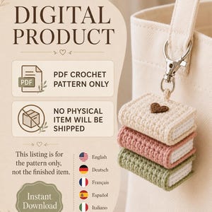 Puede incluir: Un producto digital para un patr&oacute;n de ganchillo en PDF que muestra una pila de tres libros en miniatura tejidos en crema, rosa y verde salvia, con un coraz&oacute;n marr&oacute;n en el libro superior, unido a un mosquet&oacute;n de metal plateado.