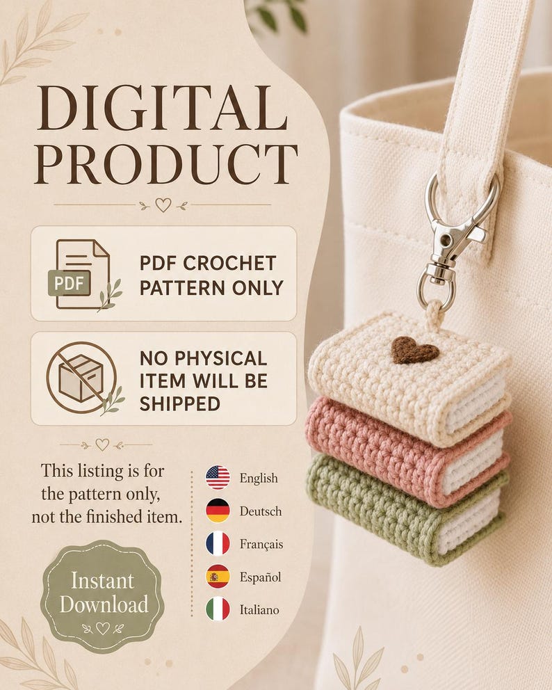 Puede incluir: Un producto digital para un patr&oacute;n de ganchillo en PDF que muestra una pila de tres libros en miniatura tejidos en crema, rosa y verde salvia, con un coraz&oacute;n marr&oacute;n en el libro superior, unido a un mosquet&oacute;n de metal plateado.