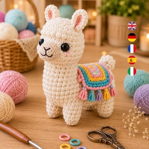 Peut inclure: Un jouet lama crocheté de couleur crème avec des yeux de sécurité noirs, une bouche brodée et des touches de rose sur les joues. Le lama porte une couverture de selle colorée à plusieurs couches avec des pompons roses, jaunes, bleus et violets.