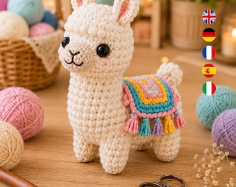Könnte beinhalten: Ein cremefarbenes, gehäkeltes Lama-Spielzeug mit schwarzen Sicherheitsaugen, einem gestickten Mund und rosa Wangenakzenten. Das Lama trägt eine bunte, mehrschichtige Satteldecke mit hängenden Quasten in den Farben Rosa, Gelb, Blau und Violett.
