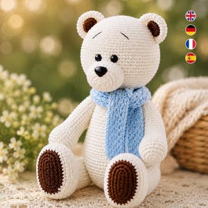 Häkelanleitung für einen weißen Teddybären (PDF), Amigurumi-Plüschtier, Häkelbär mit blauem Schal, Englisch Deutsch Französisch Spanisch