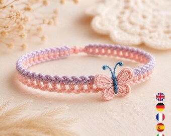 Könnte beinhalten: Ein handgefertigtes Häkelarmband mit zweifarbigem Design, bestehend aus einem hellvioletten oberen Band und einem zartrosa unteren Band. Ein kleiner, zartrosa gehäkelter Schmetterling mit einem Körper und Fühlern aus dunkelblauem Garn ist seitlich befestigt.