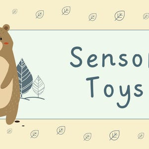Könnte beinhalten: Eine Illustration mit einem freundlichen braunen Bären vor einem hellgrünen Rechteck mit dem Text "Sensory Toys". Der Bär hat einen hellbeige Bauch. Der Hintergrund ist hellgelb mit Blättern.