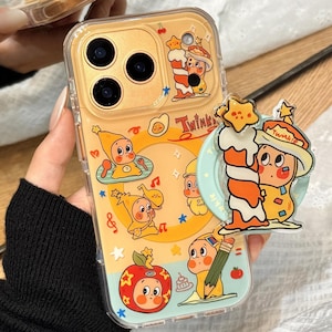 Puede incluir: Funda transparente para teléfono con fondo amarillo e ilustraciones de dibujos animados. La funda presenta una variedad de personajes caprichosos, incluido un chef con un sombrero en forma de estrella y la palabra "Twinkie". También es visible un soporte emergente para teléfono a juego.