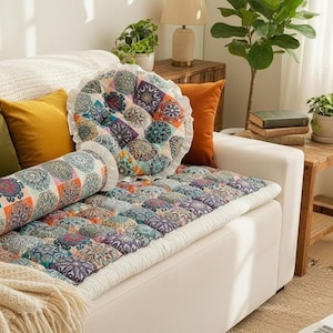 Pode incluir: Uma placa de madeira rústica com o texto "Welcome to our home" em letras brancas. A placa apresenta um acabamento desgastado e um design simples e convidativo, perfeito para uma varanda ou entrada.