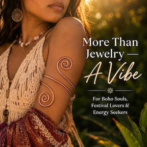 Può includere: Un bracciale da braccio in metallo color rame con una trama a corda intrecciata e due estremità a spirale. Il testo sull'immagine recita: More Than Jewelry — A Vibe. For Boho Souls, Festival Lovers & Energy Seekers. Il bracciale è indossato sul braccio.
