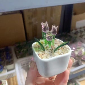 Può includere: Un set di tre tazze in ceramica con finitura opaca e macchiettata. Le tazze sono nei toni del crema, grigio chiaro e grigio scuro. Ogni tazza ha un design semplice e minimalista e un manico arrotondato. Le tazze sono impilate.