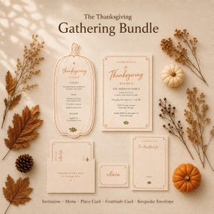 Peut inclure: Un ensemble de papeterie pour Thanksgiving comprenant un menu en forme de citrouille, une invitation rectangulaire, une carte de gratitude, un marque-place et une enveloppe souvenir. Les articles en papier crème présentent un texte brun.