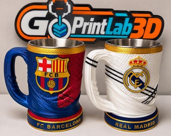 Könnte beinhalten: Zwei Krüge mit den Logos der Teams FC Barcelona und Real Madrid. Der linke Krug ist blau-rot mit dem FCB-Wappen, der rechte ist weiß mit dem Real Madrid-Wappen. Beide haben metallische Ränder und Sockel mit Teamnamen. Ein GoPrintLab3D-Schild befindet sich im Hintergrund.