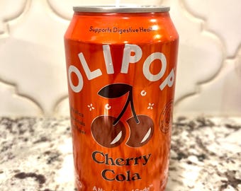 Candela realizzata con lattine riciclate di Cherry Cola Olipop.