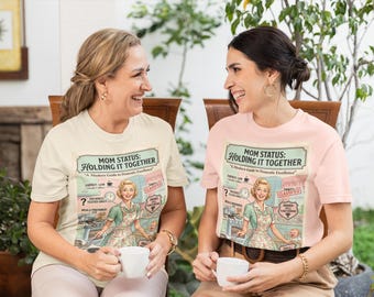 ママのステータス「なんとか持ちこたえている」Tシャツ｜面白いレトロ50年代主婦風風刺Tシャツ｜ママの卓越性ガイドTシャツ