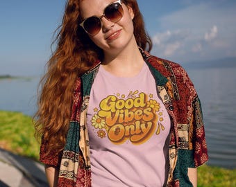 レトロでグルーヴィーなポジティブバイブスオンリーTシャツ、70年代風フラワーパワーグラフィック引用Tシャツ