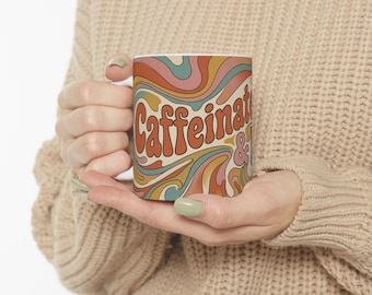 カフェインたっぷりで最高にクールな11オンスセラミックコーヒーマグ | レトロな70年代風のグルーヴィーなサイケデリック | 皮肉たっぷりのヒッピー美学