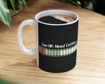 HPが低いのでコーヒーが必要です 11オンスマグカップ | レトロゲーマーピクセルアート | 90年代テクノロジーノスタルジアギフト