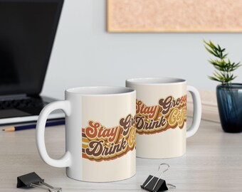 Stay Groovy Drink Coffee 11オンスセラミックマグカップ | レトロな70年代風アースカラー | ヒッピーギフト