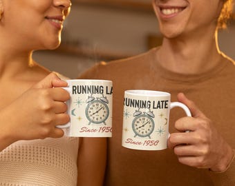 ウィットに富んだ「Running Late Since 1950」11オンスセラミックコーヒーマグ | レトロアトミックミッドセンチュリーモダンマグ