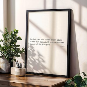 Op de afbeelding: Een set van drie keramische mokken met een gespikkelde, matte afwerking. De mokken zijn in tinten crème, lichtgrijs en donkergrijs. Elke mok heeft een eenvoudig, minimalistisch ontwerp, perfect voor koffie of thee.