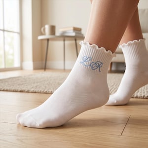 Individuell gestickte Rüschensocke, Brautjungfer Geschenk-Set, Monogramm Brautjungfer Vorschlag, Braut-Hochzeitsgeschenk, personalisierte Hochzeitsfeier-Socken