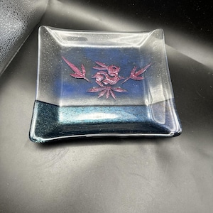 Dichroic Studio Art Smältglas Rektangulär Tallrik Med Kanindesign Blåröd