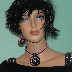 Ensemble collier et boucles d&#39;oreilles au crochet ROSE ET NOIR