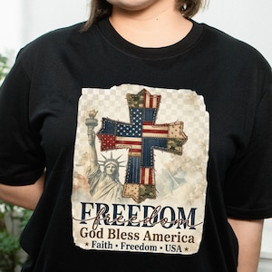 パッチワークの7月4日クロスPNG、ゴッドブレスアメリカPNG、7月4日PNG、キリスト教昇華デザイン、アメリカ国旗PNG、アメリカの愛国シャツ