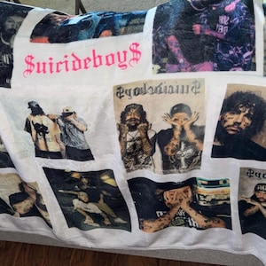 Może przedstawiać: Biały koc z kolażem zdjęć, w tym różowym gotyckim tekstem "Suicideboys". Koc przedstawia różne zdjęcia ludzi, a niektóre obrazy zawierają dodatkowy tekst.