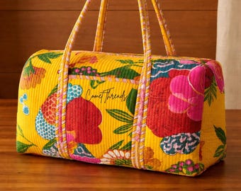 手作りのキルティングダッフルバッグ：鮮やかな花柄のコットン製ウィークエンダートラベルバッグ