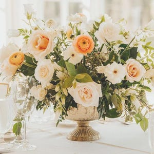 Puede incluir: Un letrero de madera rústico con el texto "Welcome to our home" en un estilo manuscrito. El letrero rectangular tiene un acabado envejecido y presenta un diseño sencillo y acogedor.